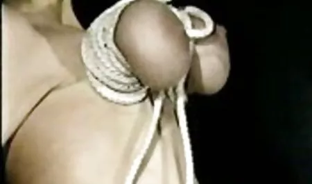 Gemuk indosexbiz Anna menggunakan mulut dan memek di titit besar