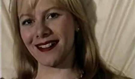 Toket kencang cewek seksi buka baju kemudian bermain di sofa indosexbaru