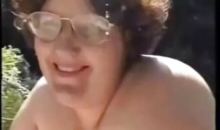 Busty menyebalkan dan Fucks di mobilnya dengan mani muncrat indosex pasutri di vagina