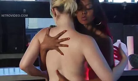 Panas indosex mesum Sendirian rambut coklat cewek seksi bermain dengan Dildo besar dalam Terangsang pukas